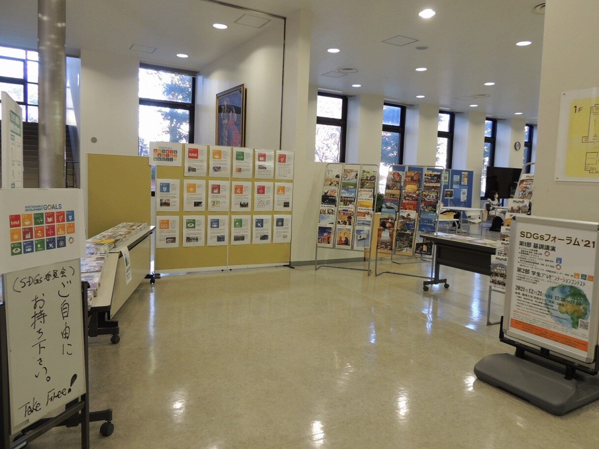 学生ラウンジでの展示