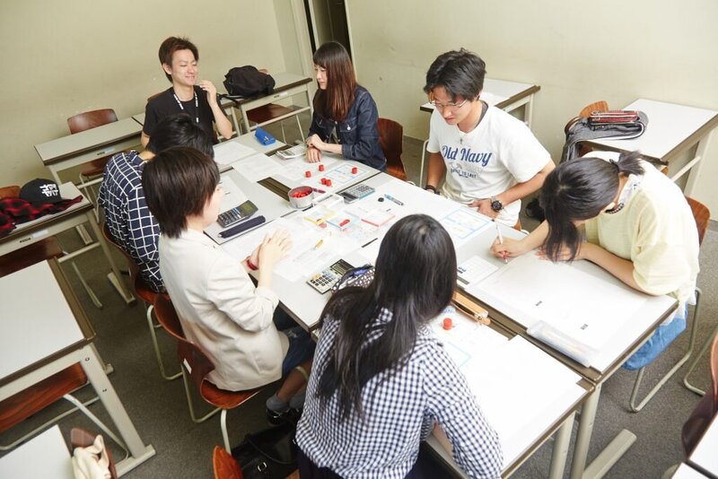 【大学の授業シリーズ】遊び心を刺激する 「ビジネスゲーム」で会社の仕組みと経営学を身につける!