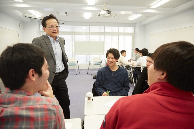 【大学の授業シリーズ】会社運営を疑似体験して学ぶ、経営と経済のリアル