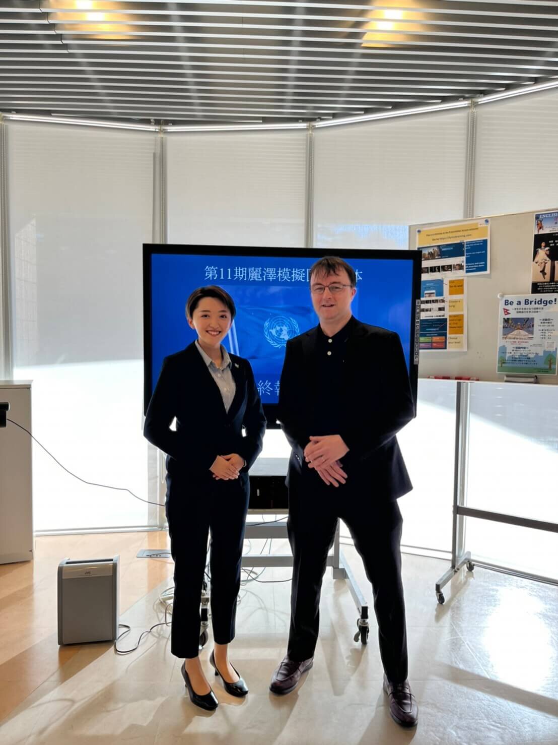 麗澤大学ウォーカー・リチャード先生と麗澤模擬国連団体2021年代表吉原さん