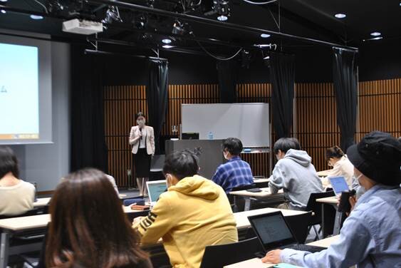 【第1回実施報告】国際学部「グローバル基礎演習」にて株式会社東京スター銀行の牛堂望美様による特別講義を実施