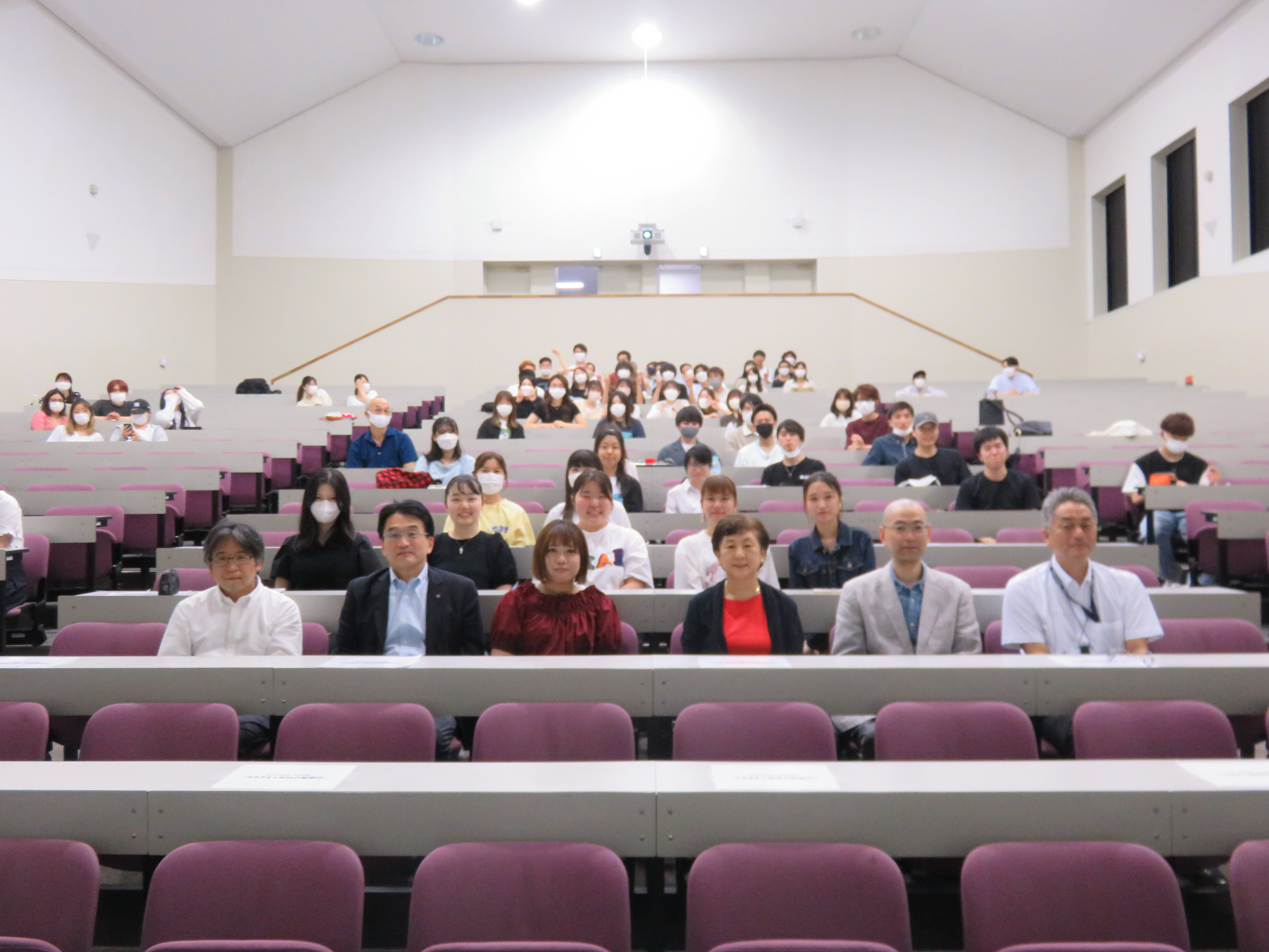 外国語学部客員教授鈴木小百合先生の特別講義「エンターテインメント通訳の仕事」2年半ぶり開催