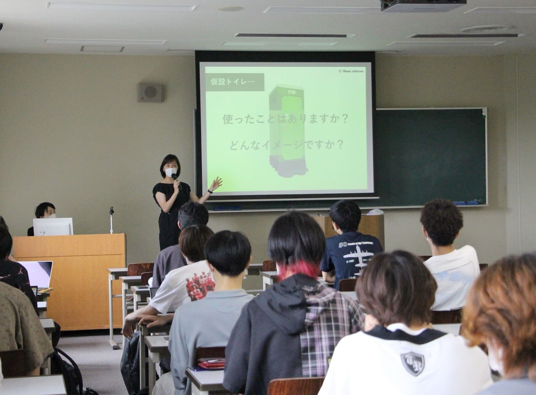 【実施報告】国際学部「経営学概論B-G」にて、日野興業株式会社の熊本好美氏による特別講義を実施