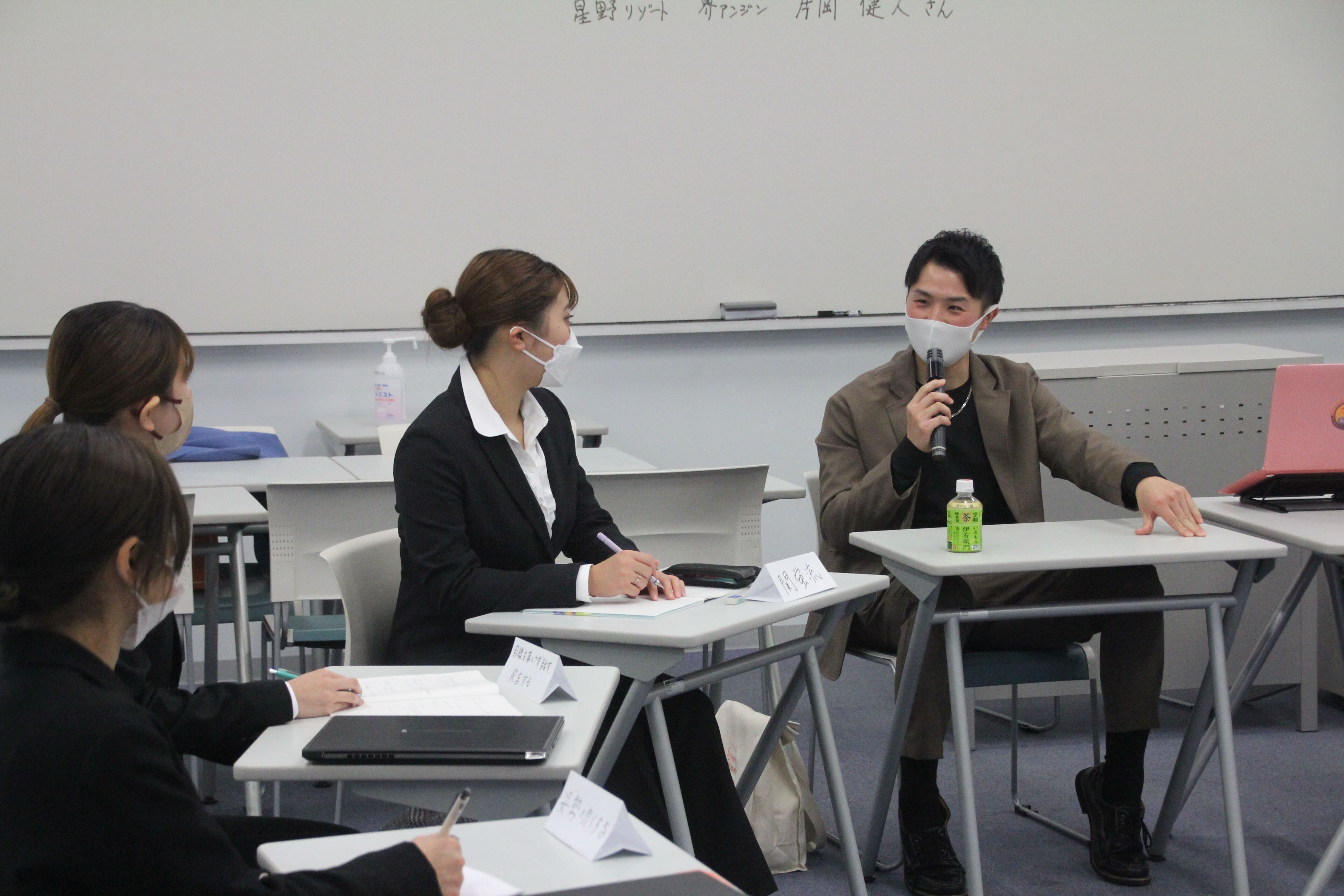 「Advanced Hospitality Studies II」の授業で卒業生による特別講演を実施
