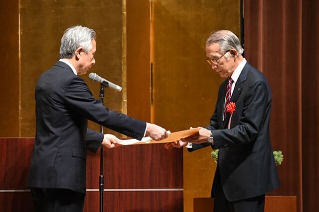 井出 元 特別教授が令和5年度地方教育行政功労者として表彰され、受賞者を代表して謝辞を述べました。