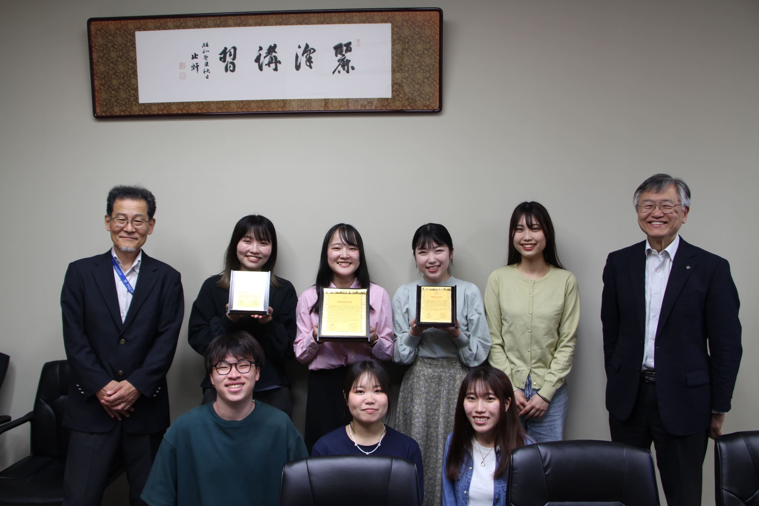 【学生の活躍】「Be a Bridge！」の学生が学長にネパールでの活動を報告