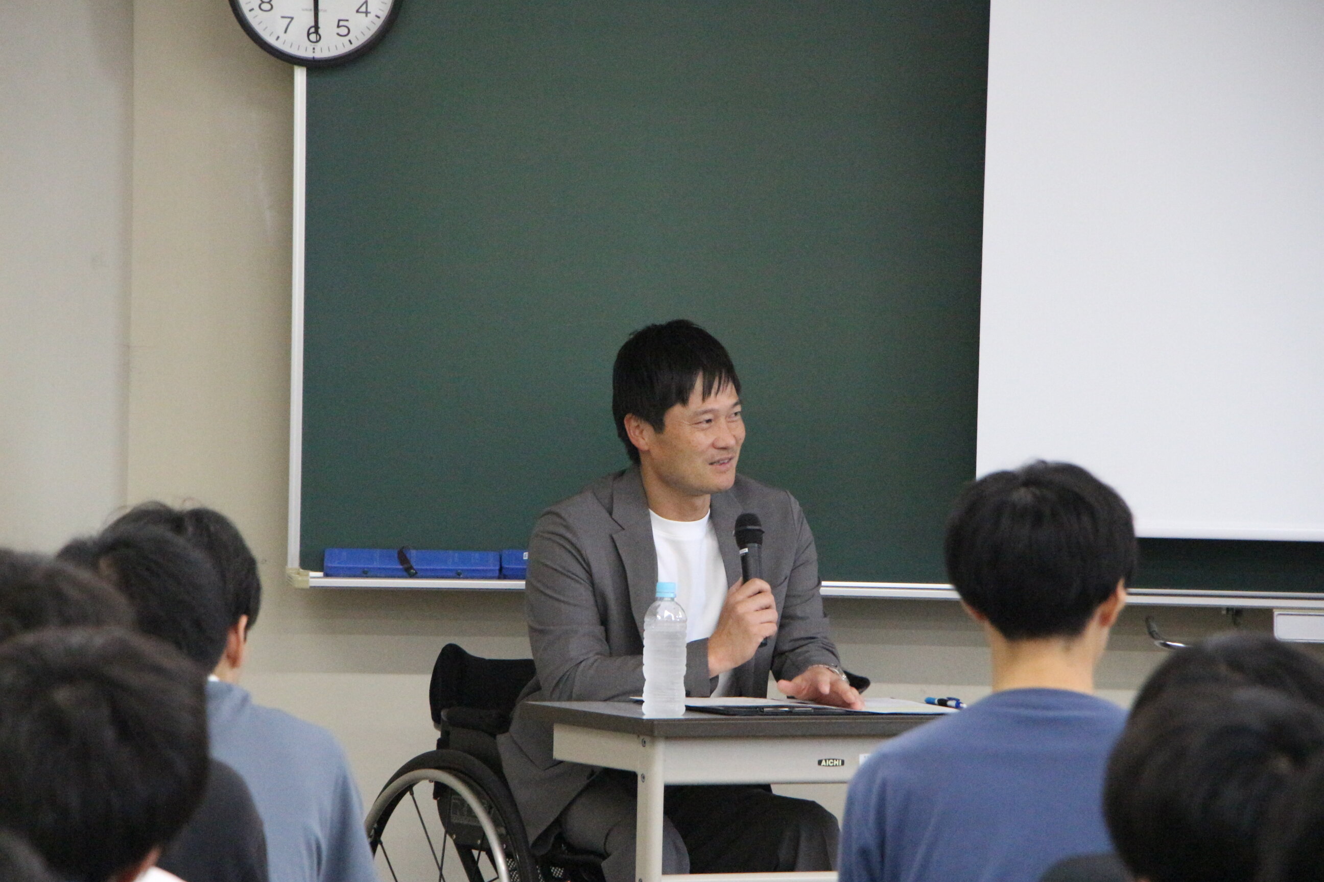 【開催報告】元プロ車いすテニスプレーヤー　国枝 慎吾特任教授による特別授業