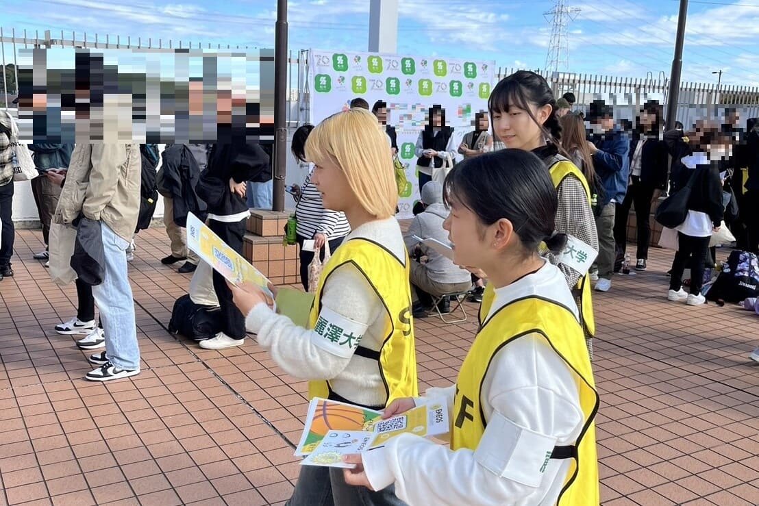 【活動報告】「ENEOS サンフラワーズ」のホームタウンゲームで自主企画ゼミの学生がアンケート調査を実施