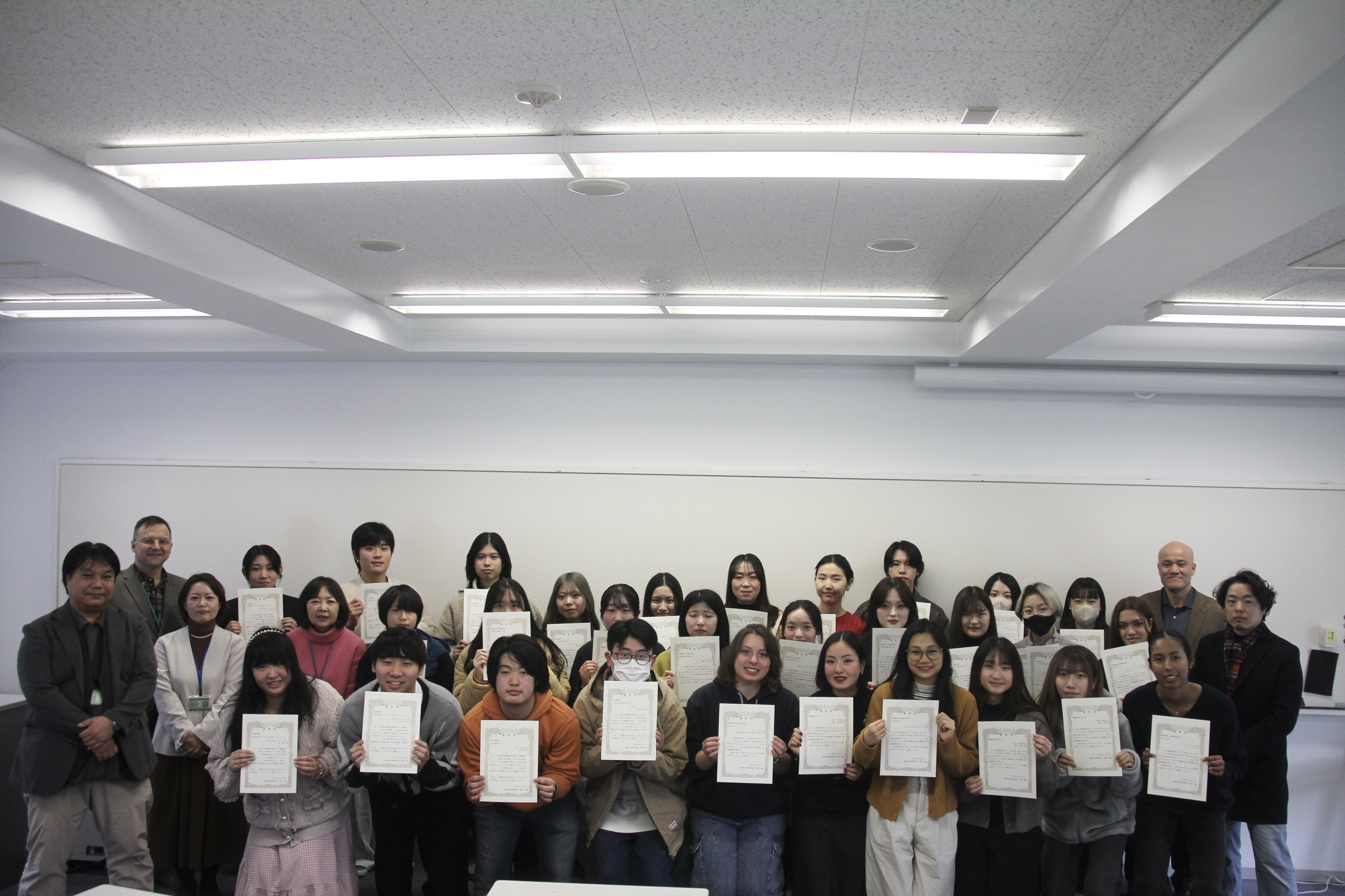【開催報告】国際学部で「知の冒険者賞」表彰式を行いました。