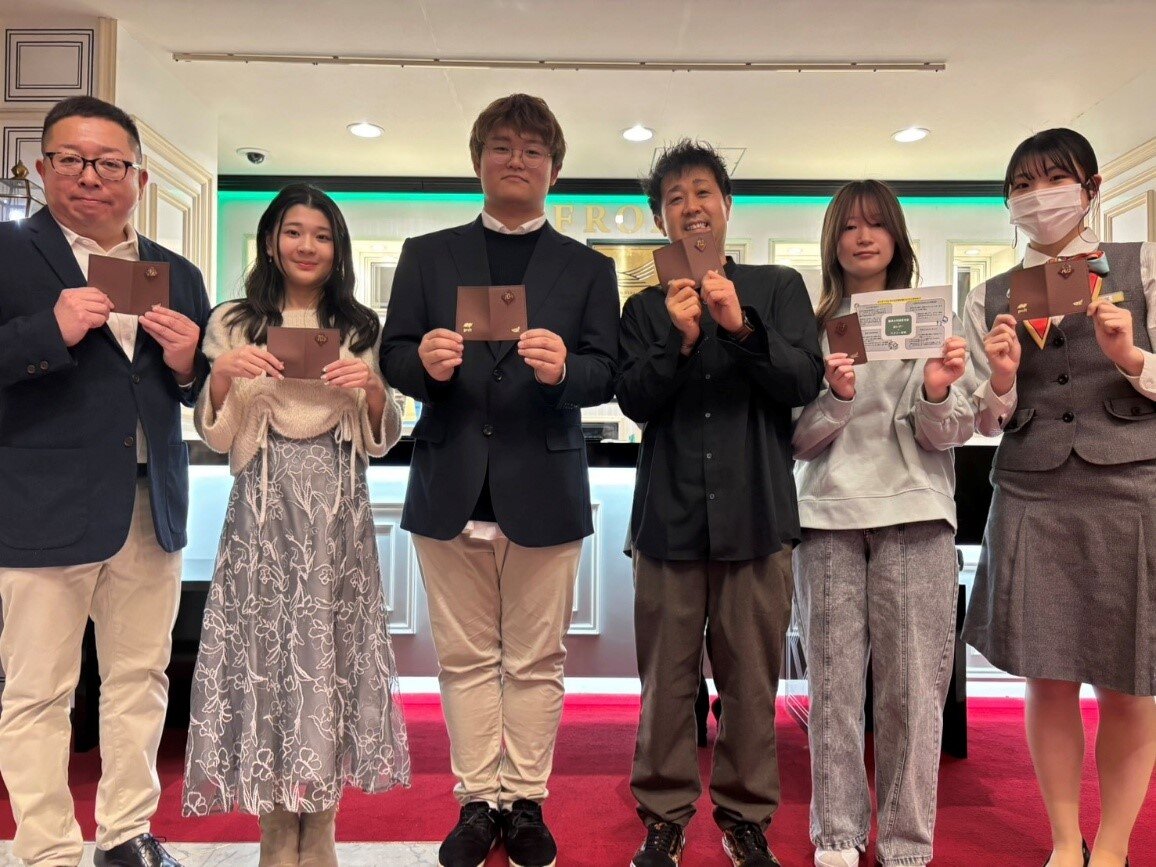 経営学部　基礎ゼミナールB ～１年生チームがピーナッツレザーのホテルキーケースを開発、地元ホテルでの提供を開始～