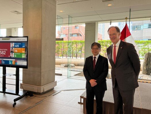 Professor Tanaka of Faculty of Foreign Studies appears at the Canadian Embassy's general election counting event