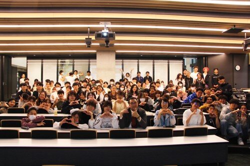 【開催報告】国際学部「多文化共生A」にて本学卒業生による特別講義を実施