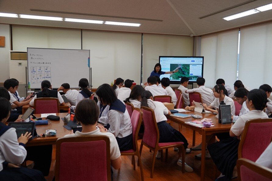 VRを活用した英語の授業を実施 ― 麗澤大学×明徳義塾高等学校 高大連携