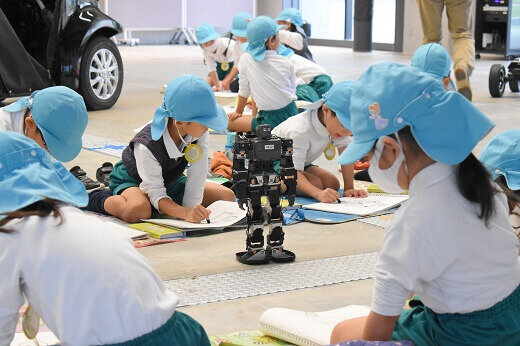 麗澤幼稚園の年長組さんが工学部に遊びに来てくれました！
