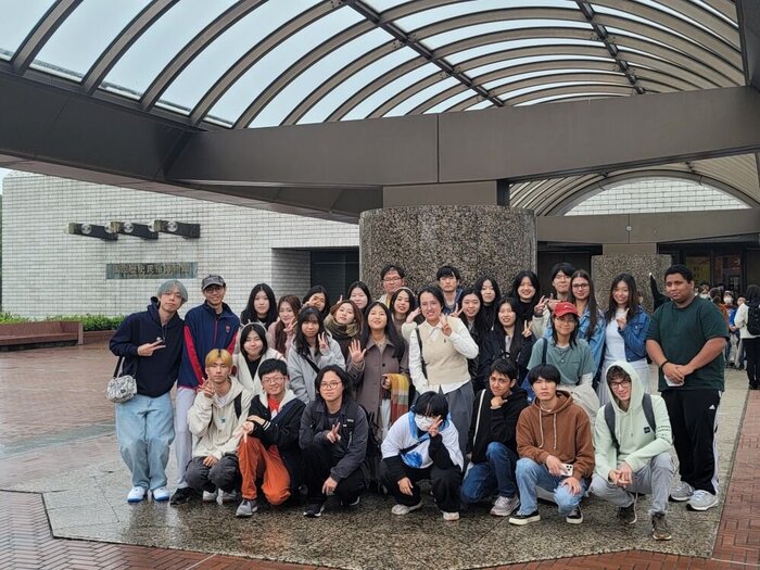 04.博物館前集合写真.jpg