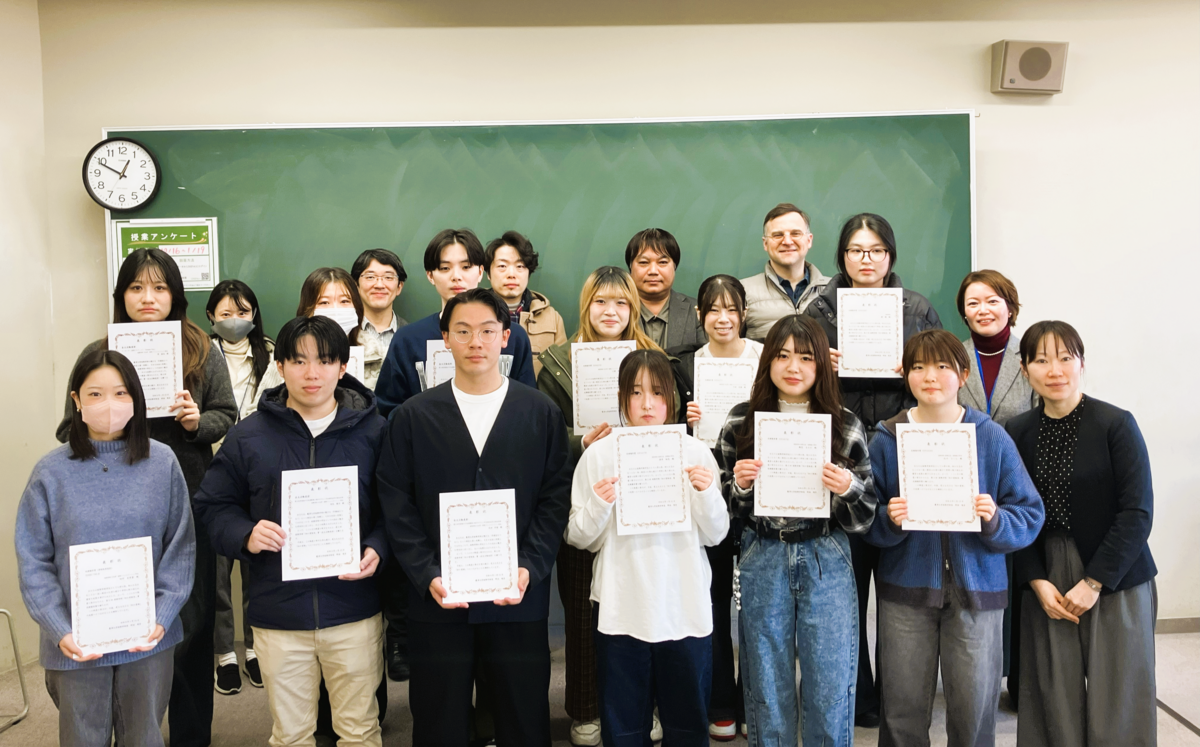 【開催報告】国際学部で「知の冒険者賞」表彰式を行いました。