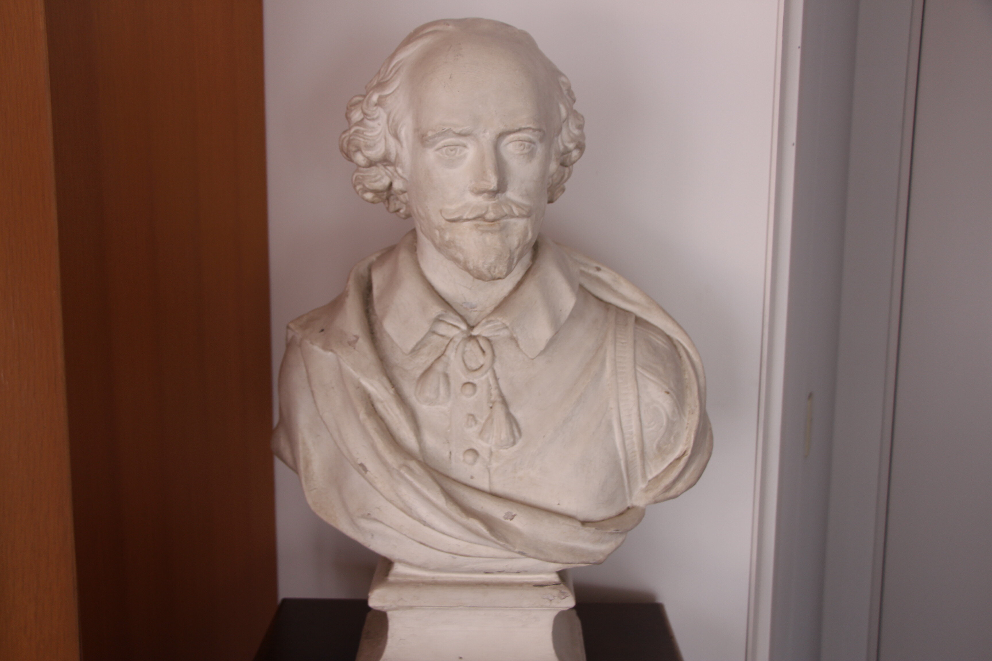 【開催報告】ギャビン・バントック名誉教授よりシェイクスピア胸像をご寄贈