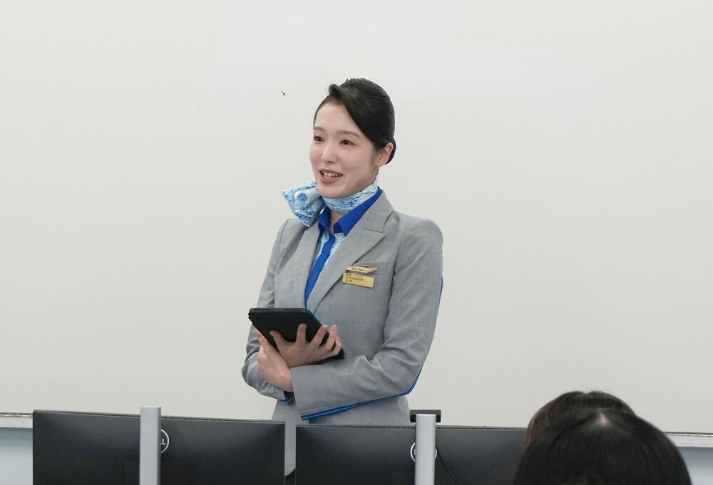【開催報告】外国語学部「Advanced Hospitality Studies Ⅰ」全日本空輸株式会社 現役客室乗務員による特別講義を開催