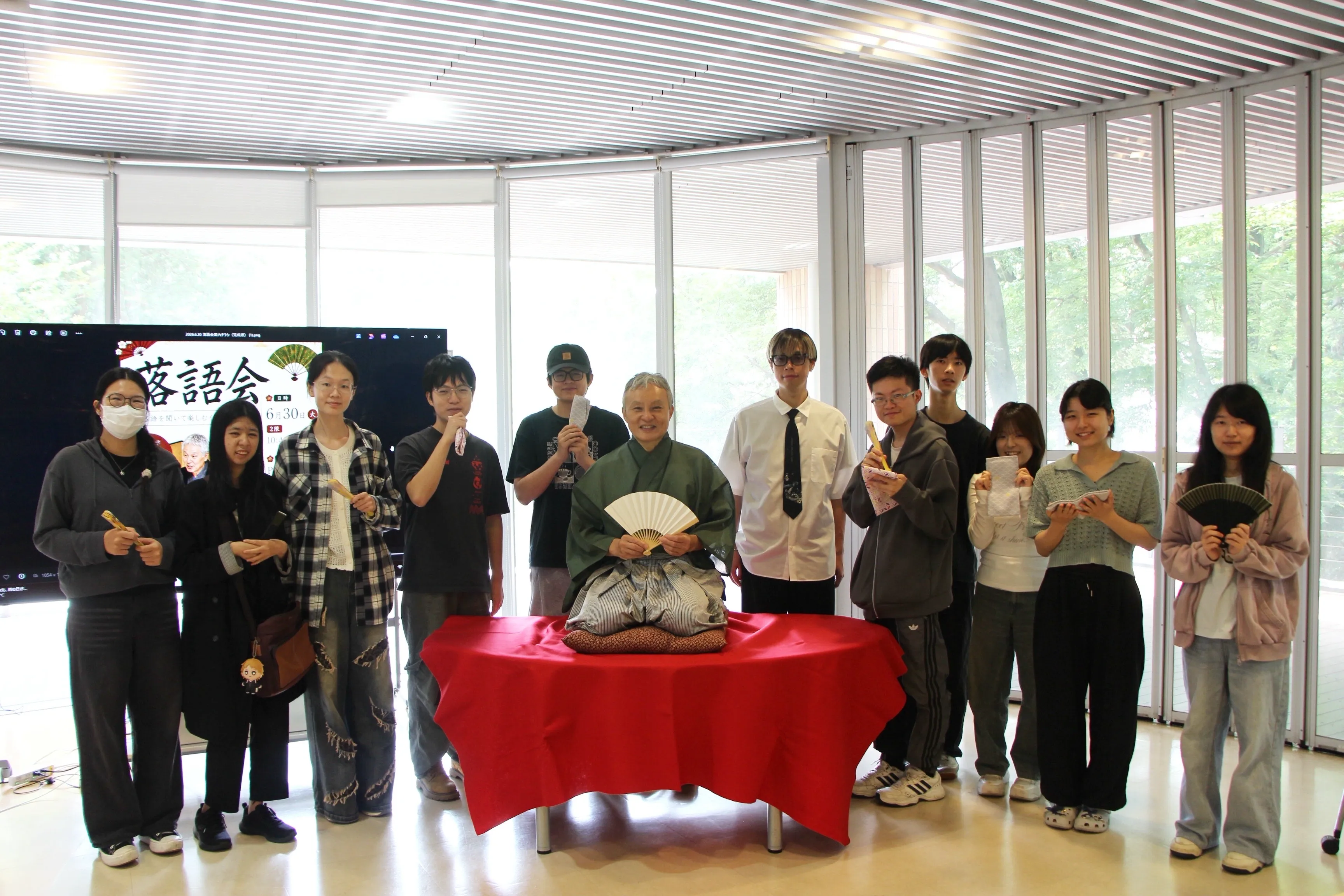 【実施報告】留学生が日本の伝統芸能を体験　唐木副学長による落語会を実施