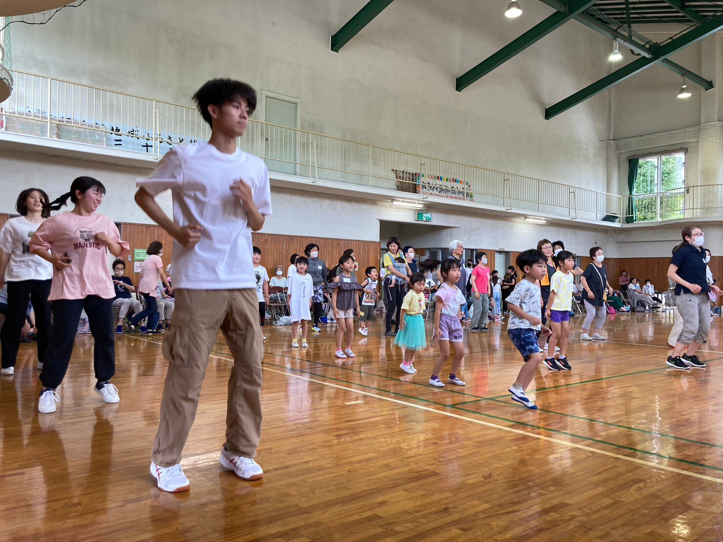 覚えやすいダンスで子供たちは大喜び.jpg