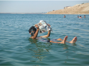 ヨルダンの死海で