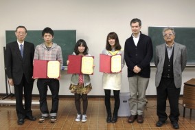 受賞した3人の学生と指導教授   