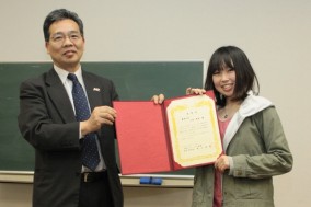 受賞した小林恵理さんと石黒副市長 