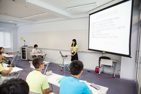 学生にプレゼンテーションに真剣に聞きいっていました