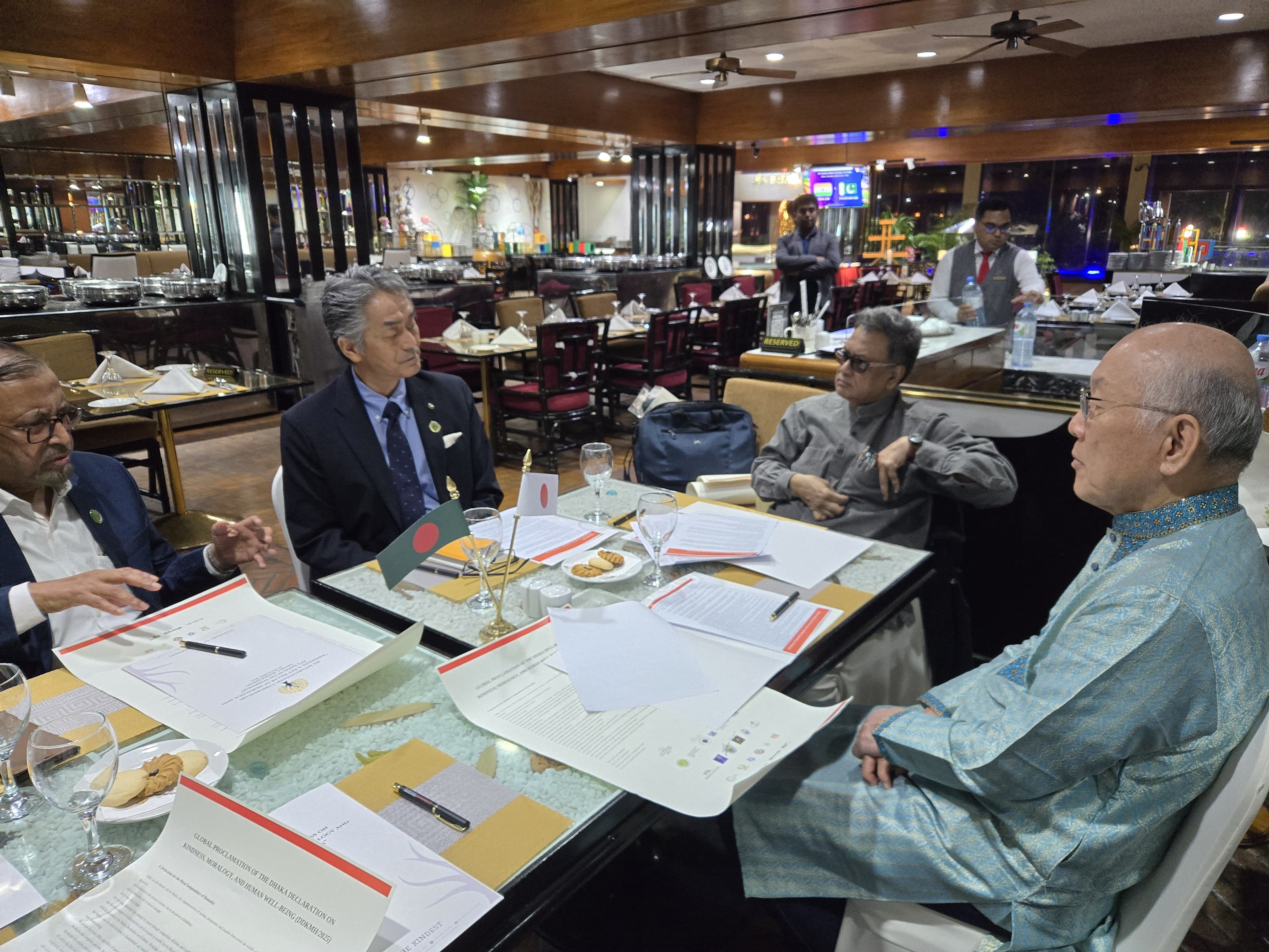 主催者Dr. Murshed, Dr. Mollaとのmeeting.jpeg