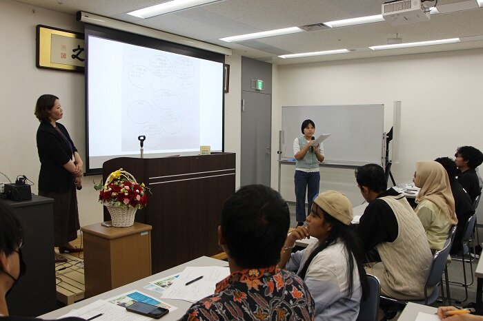 発表する女子学生.JPG
