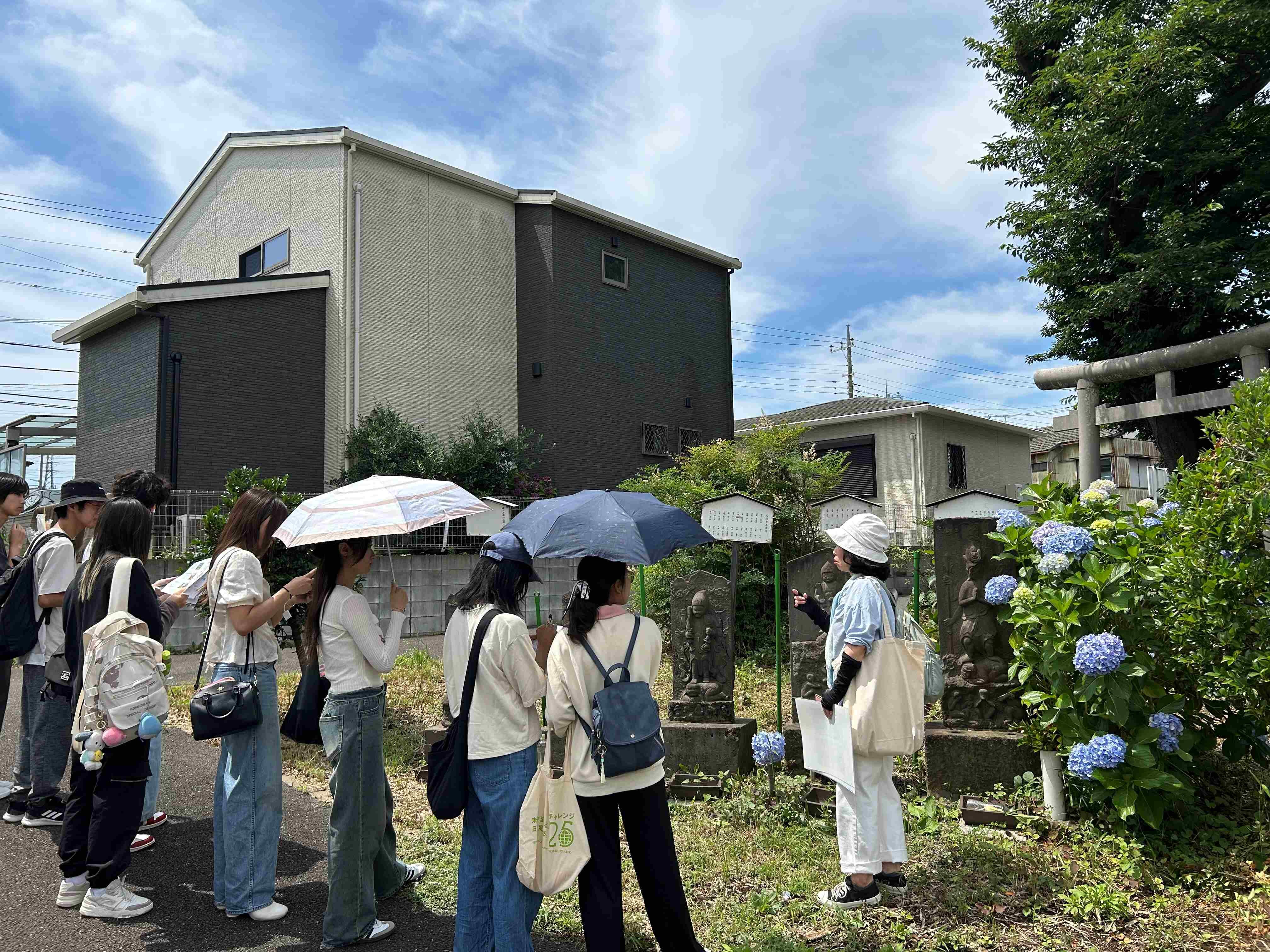富士塚での説明の様子.jpg