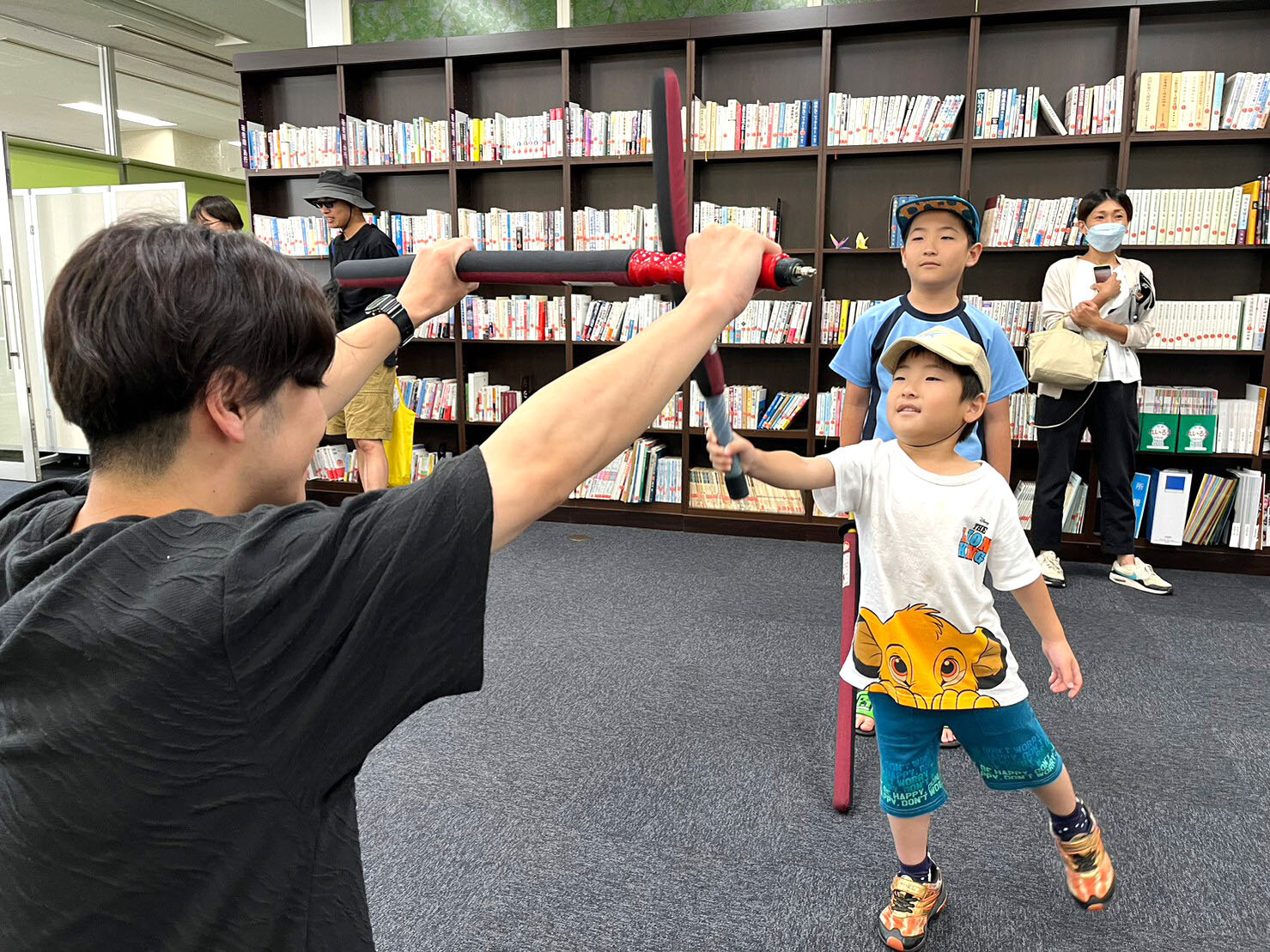 6　子供たちにチャンバラが大人気（協力：麗澤大学スポーツチャンバラサークル「フィアナ」）.jpg