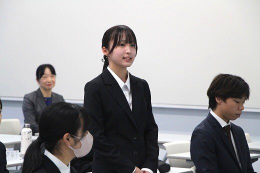 質問をする学生.jpg