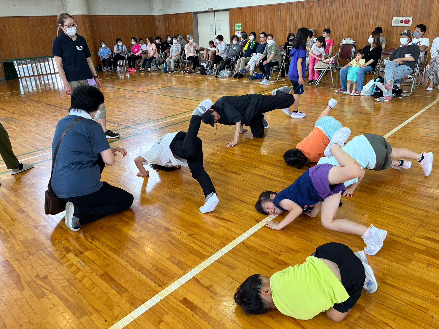 ブレークダンスの指導も.jpg