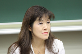 小坂 文乃 氏