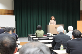 講演に聞き入る参加者